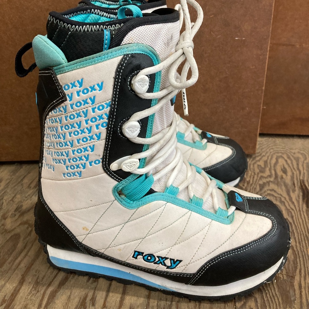 Roxy woman's snowboarding boots size 8